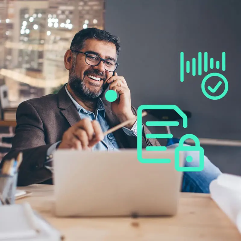 hombre hablando telefono