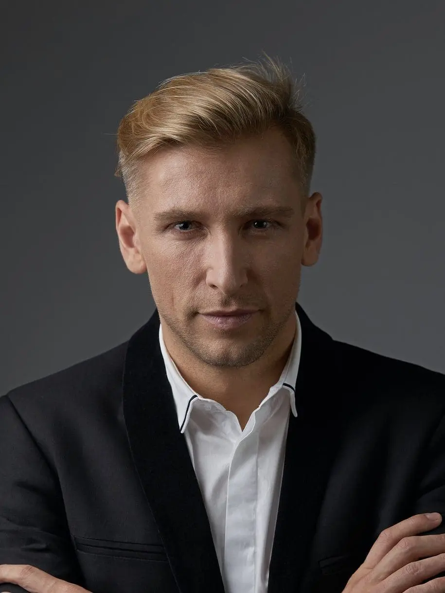 close up businessman portrait with hands crossed e1616441964477.jpg close up businessman portrait with hands crossed e1616441964477.jpg