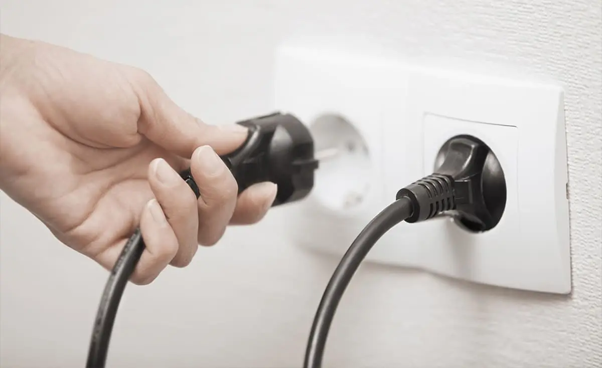 enchufes pared mano