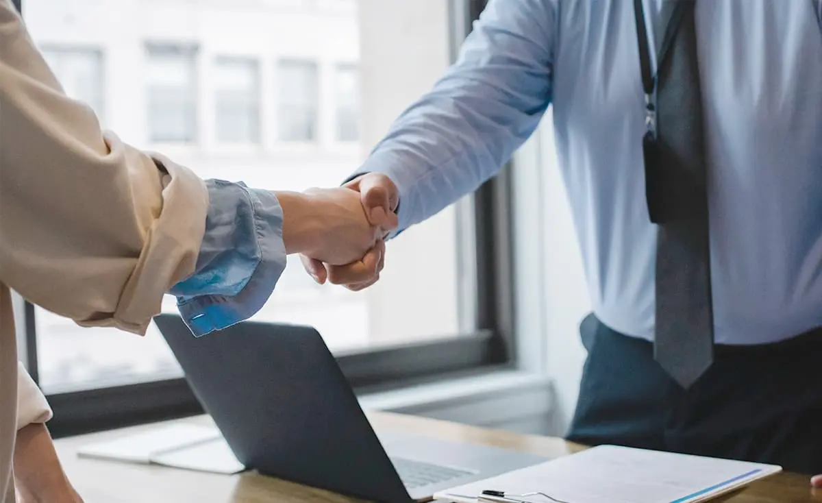 estrechar manos contrato