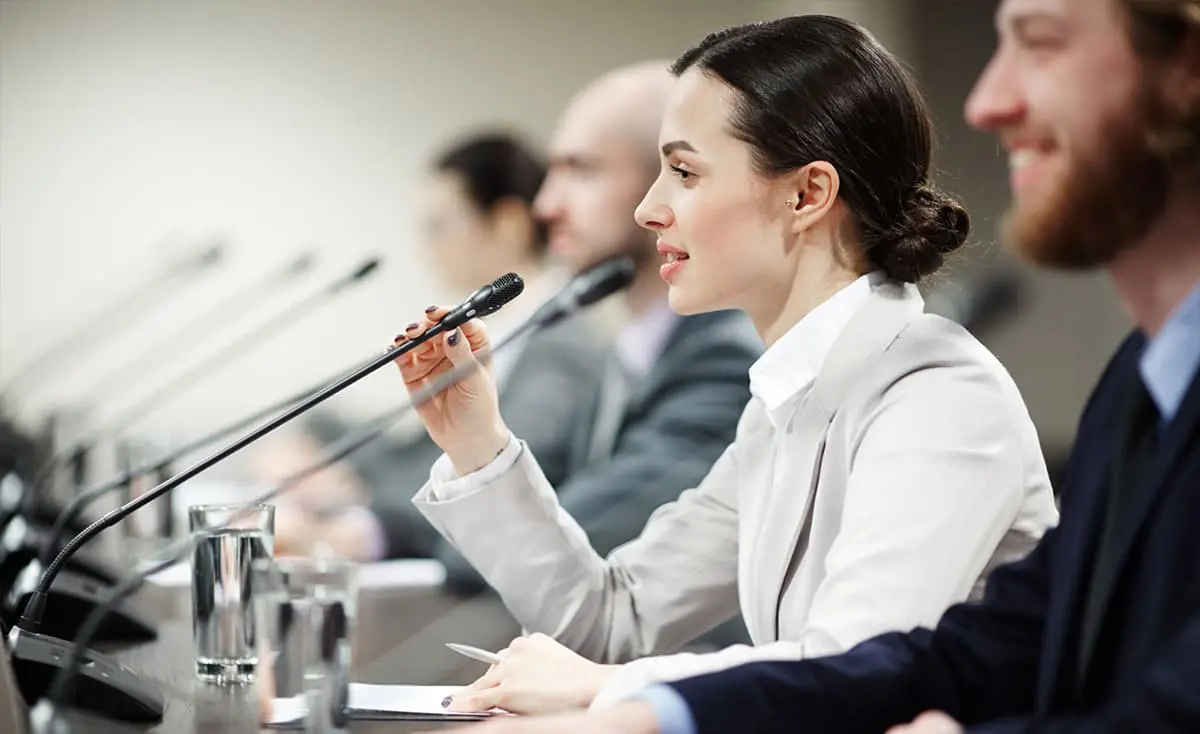 intervencion mujer microfono