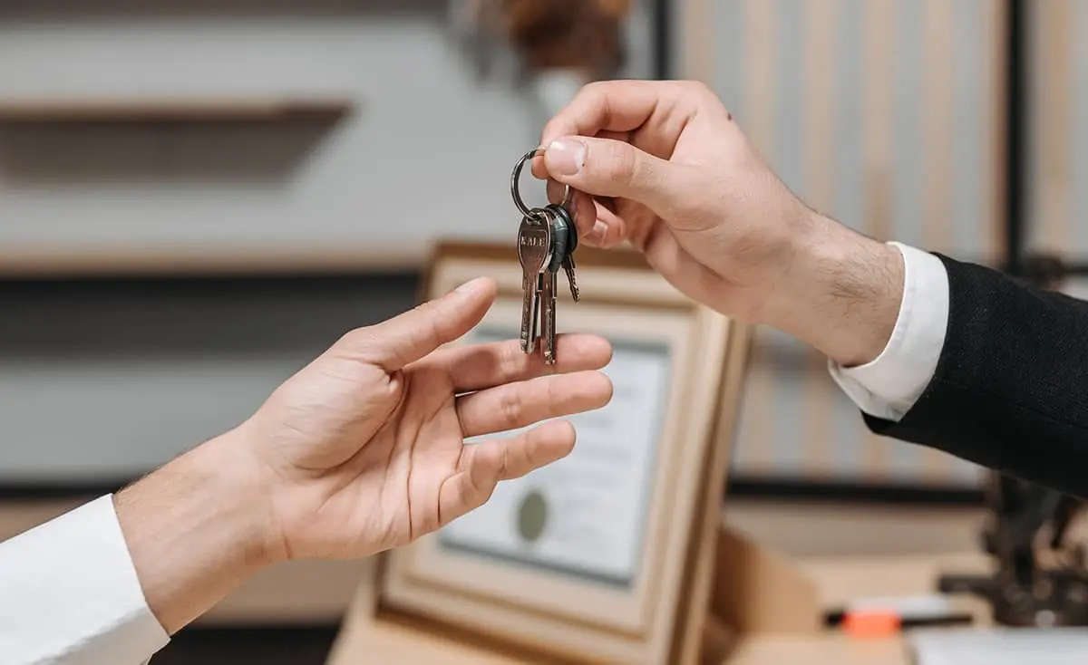 manos entrega llaves