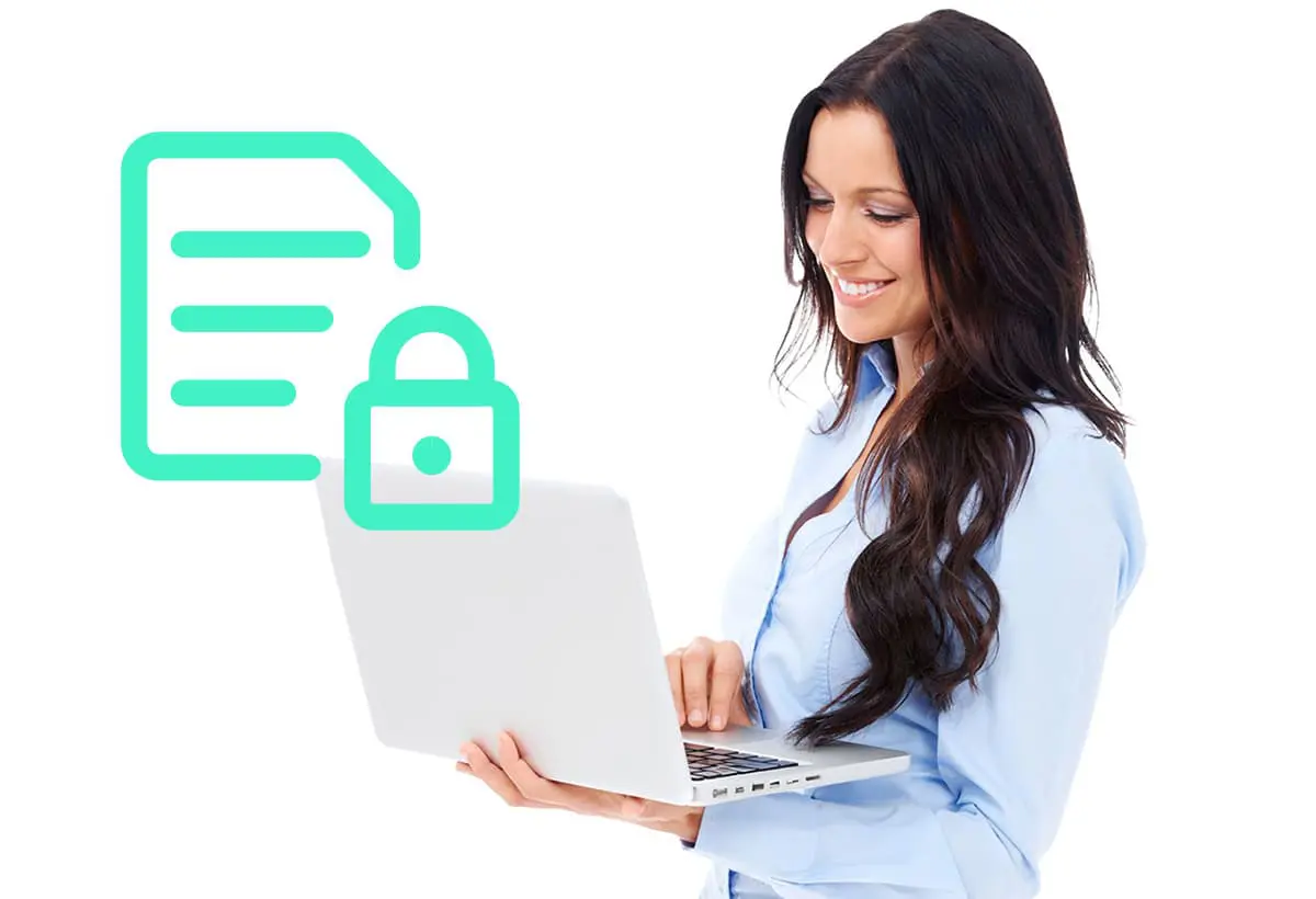 mujer mirando ordenador portatil